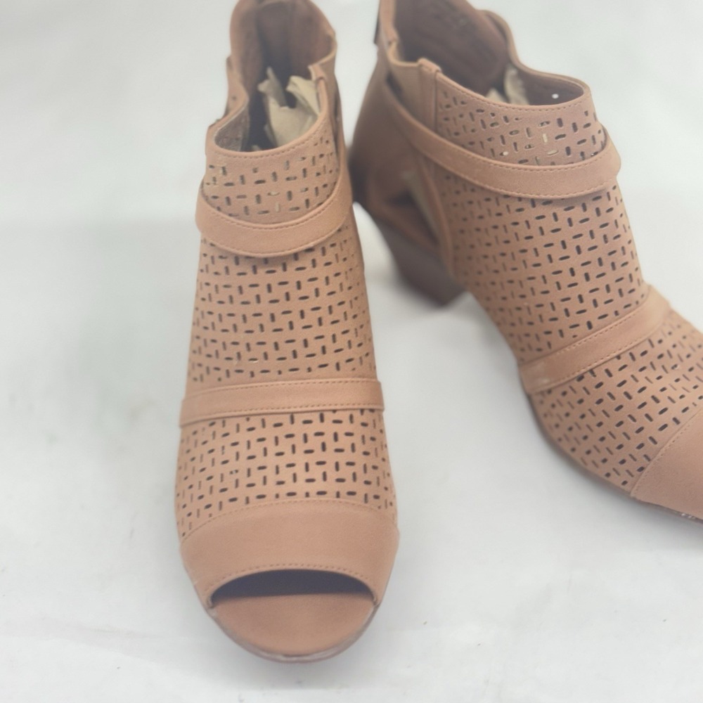 Easy Street Carrigan Tan Perforated Peep Toe Ankle Booties 8.5 New